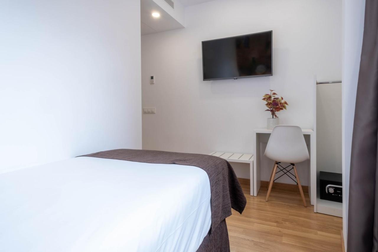 Hotel Bestprice Girona Bagian luar foto